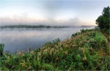 Nebel schwebte über dem Wasser ... / ***