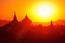 Eines der größten architektonischen Komplexe in Asien - Bagan in Burma (Myanmar) bei Sonnenuntergang / ***