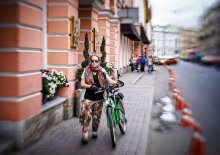 Ein Mädchen mit einem Fahrrad / lensbaby/sweet 35