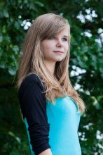 Mädchen mit schönen Augen / ***