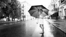 Mädchen mit Regenschirm / ***