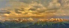 Stormy Sonnenaufgang über den Bergen. / ***