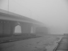 Brücke im Nebel, als die Straße nach nirgendwohin zu führen, verschwindet .. / ***