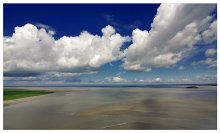 Landschaft mit Wolken / ***