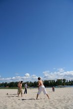 Der Junge im weißen Hosen an der Spitze unter den Frisbee spielen am Dnjepr Beach / ***