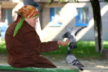 Solch ein guter Tag und die alte Frau bröckelte Brotkrume glaucous blau ... A. Rosenbaum / ***