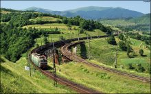 Carpathian Landschaft mit dem Zug / ***