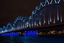 Hier ist eine solche Brücke. / *****