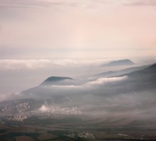 Wolken über dem Meer und Alushta / ***