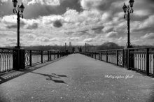 Die Brücke führt in den Park ... / ***