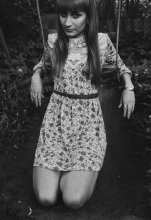 Anya (Portrait mit Schaukeln) / ...