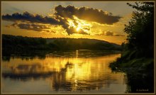 Sonnenuntergang über dem Fluss / ***
