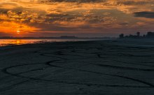 Über Sonnenuntergang, Sand, Spuren im Sand / ***