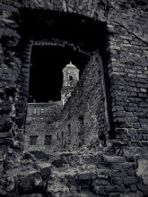 Clock Tower durch die Bresche in die Mauer der alten Kathedrale kafederalnogo (Vyborg) / ***