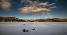 frozen river scene / frozen river scene