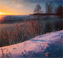 Frosty der Morgendämmerung im warmen Fluss / ***