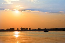 Sonnenuntergang auf dem Fluss Kama. / ***