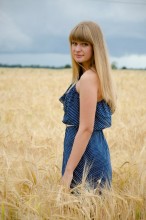 Mädchen in einem Feld / ***