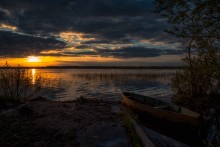 Über Sonnenuntergang und Boot ... / ***