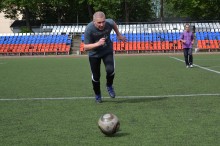 Amateur Fußballer der Jagd nach dem Ball. / ***