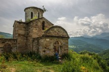 Sentinsky Tempel und ein Gemeindemitglied ... / ***