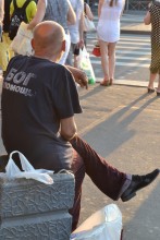 Gottes Hilfe Sie (die Inschrift auf dem T-Shirt). Obdachlose an der Wahlurne im Laden / ***