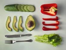 Salat mit Paprika und Avocado / ***