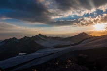 Sonnenuntergang auf dem Berg Elbrus / ***