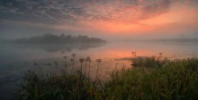 Morgendämmerung mit Nebel auf dem Fluss / ***