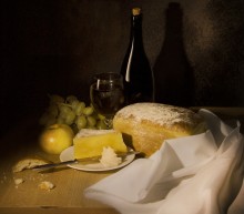 Stillleben mit Käse, Brot und Wein / ***