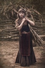 Mädchen mit einem Bündel Brennholz ... / 2014