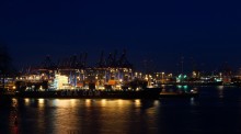 Im Hafen von Hamburg. / ***