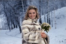 Hübsche Frau in einem Winterpark / ***