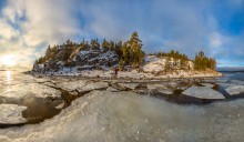 Einen Spaziergang auf den Eisschollen auf der Insel. / ***