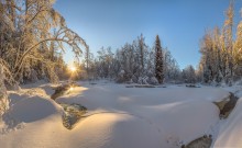 Fluss mit Schnee bedeckt. / ***