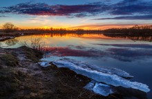 Über dem Feuer der Sonnenuntergang über dem kalten Fluss / ***