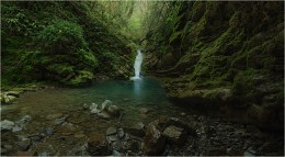 Wasserfall in einer Bergschlucht / ***