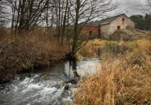Herbst-Landschaft mit einer Wassermühle / ***