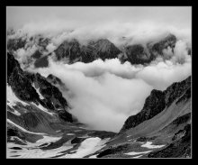 Berglandschaft mit Wolken ... / ***