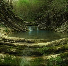 Frühling Wasserfall auf der Schwarzmeerküste / ***