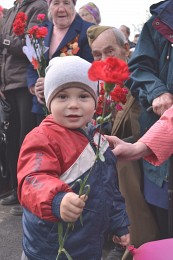 Ein Kind mit einer Nelke. 9. Mai / ***