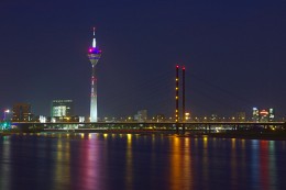 Düsseldorf, Nacht / ***