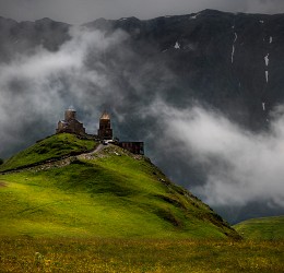 Kirche der Heiligen Dreifaltigkeit in Gergeti, Georgia / ***