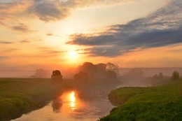 Sonnenaufgang auf dem Fluss / ***