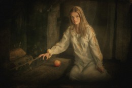 Portrait mit einem Apfel .. / ***