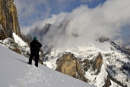 Unter einem Schleier der Wolken / ***