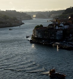 Porto. Mit Blick auf das Douro / ***