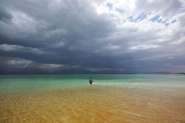 Regen in das Tote Meer. / ***