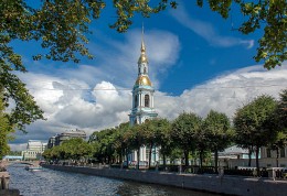 Blick auf den Glockenturm der Kathedrale und Nikolaus-Marine-Kryukov Canal. Peter, Sommer ... / ***