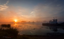 Nebelhafte Dämmerung auf dem Fluss Dubna. / ***